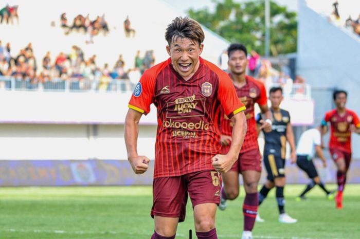 Pemain RANS Nusantara FC, Mitsuru Maruoka saat melakukan selebrasi setelah mencetak gol ke gawang Dewa United dalam laga pekan ke-11 Liga 1 2022-2023 di Stadion Indomilk Arena, Tangerang, Sabtu (1/10/2022).