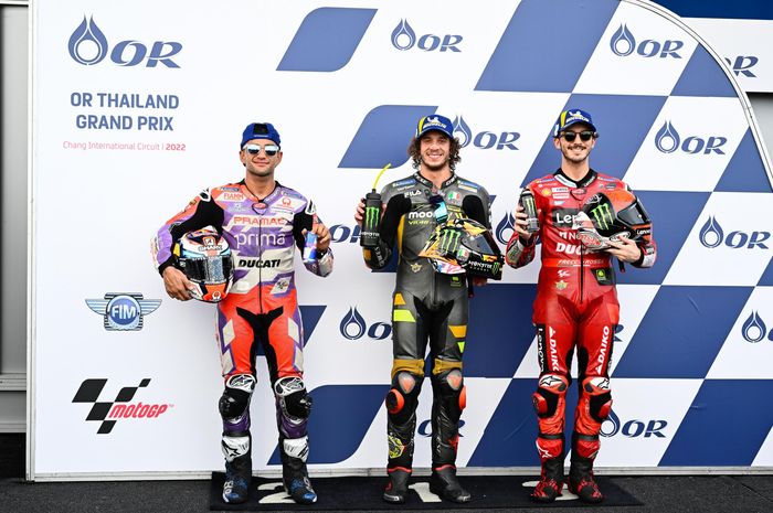 Dari kiri ke kanan, Jorge Martin (Pramac Racing), Marco Bezzecchi (Mooney VR46), Francesco Bagnaia (Ducati) setelah sesi kualifikasi MotoGP Thailand 2022 di Sirkuit Buriram, Sabtu (1/10/2022).