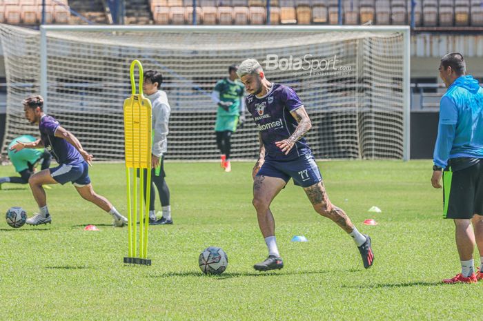 Striker Persib Bandung, Ciro Alves, nampak sedang menguasai bola ketika berlatih di Stadion Gelora Bandung Lautan Api, Jawa Barat, 1 Oktober 2022.