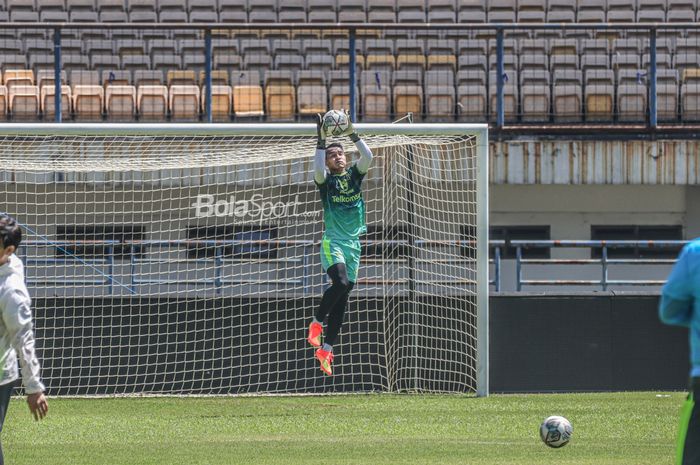 Kiper Persib Bandung, Reky Rahayu, sedang menangkap bola ketika menjalani sesi latihan di Stadion Gelora Bandung Lautan Api, Jawa Barat, 1 Oktober 2022.