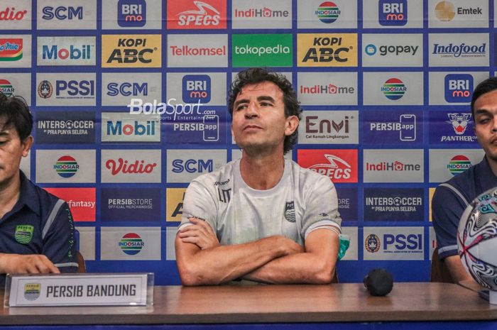 Pelatih Persib Bandung, Luis Milla, nampak menghadiri jumpa pers di Graha Persib, Bandung, Jawa Barat, 1 Oktober 2022.