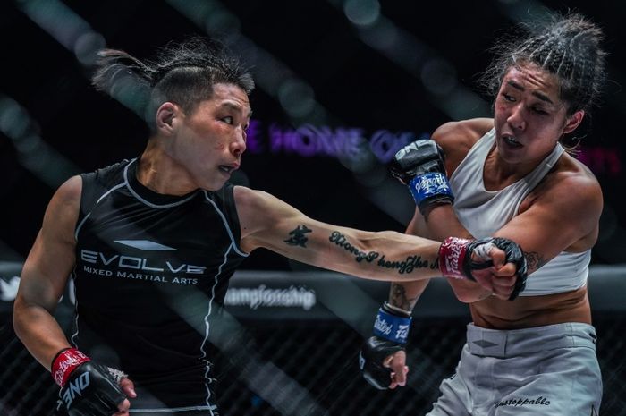 Pertarungan Xiong Jingnan (kiri) dengan Angela Lee di laga puncak ONE Fight Night 2, Sabtu (1/10/2022) di Singapura.