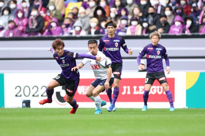 Yuto Nagatomo (jersei putih), pemain veteran di timnas Jepang.