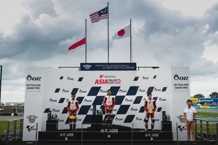 Veda Ega Pratama (kiri), berhasil meraih podium kedua pada race pertama ajang Idemitsu Asia Talent Cup (IATC) 2022, yang berlangsung di Chang International Circuit, Buriram Thailand