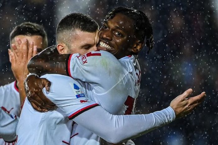 Ante Rebic dan Rafael Leao berpelukan merayakan gol AC Milan ke gawang Empoli dalam lanjutan Liga Italia (1/10/2022).