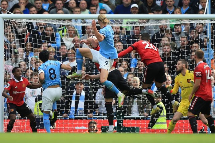 Tandukan bomber Manchester City, Erling Haaland sukses menjebol gawang Manchester United pada pekan ke-9 Liga Inggris musim 2022-2023 di Stadion Etihad, Manchester, Minggu (2/10/2022)