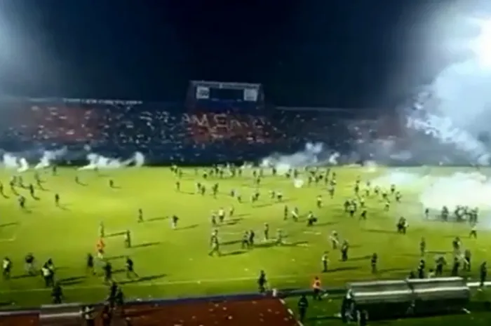 Penundaan super big match antara Persebaya Surabaya vs Arema FC pada lanjutan Liga 1 2022-2023 menimbulkan efek domino bagi kedua belah tim.