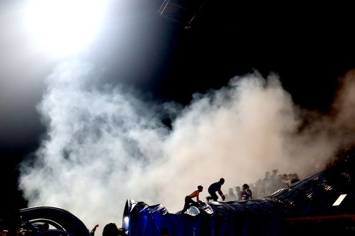 Suasana di area Stadion Kanjuruhan Kepanjen, Kabupaten Malang, seusai kericuhan penonton yang terjadi seusai laga pekan ke-11 Liga 1 2022-2023 bertajuk derbi Jawa Timur, Arema FC vs Persebaya Surabaya, Sabtu (1/10/2022) malam.