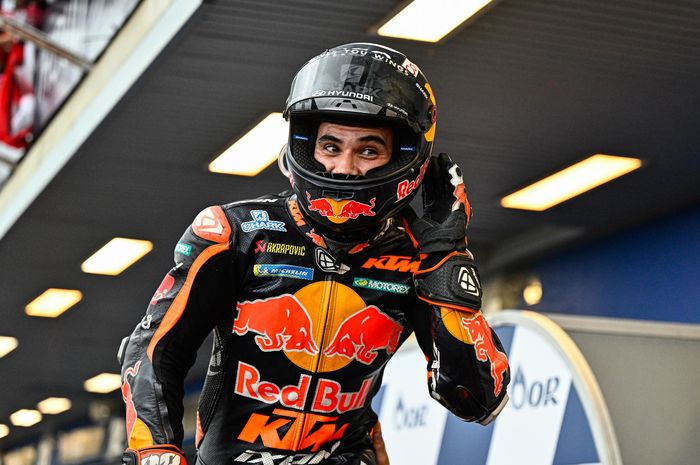 Pembalap Red Bull KTM, Miguel Oliveira usai meraih kemenangan pada MotoGP Thailand 2022 di Sirkuit Internasional Chang, Buriram, Thailand, Minggu (2/10/2022)