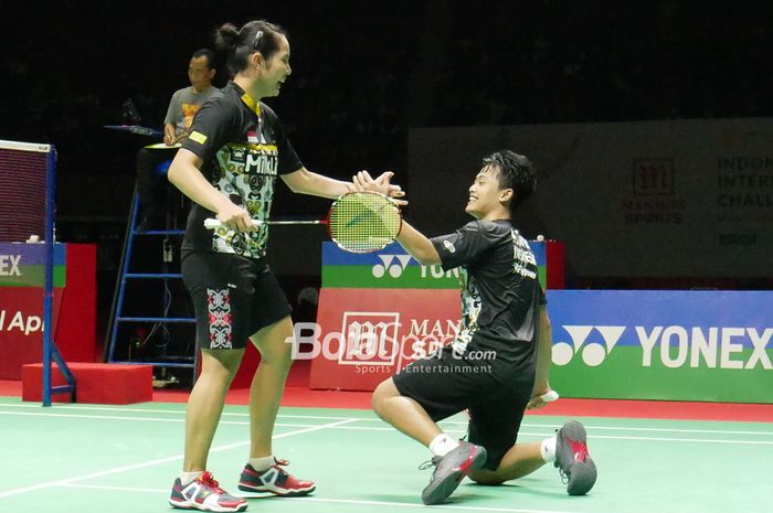 Pasangan ganda campuran, Akbar Bintang Cahyono/Marsheilla Gischa Islami, merayakan kemenangan mereka pada final Indonesia International Challenge 2022 di GOR Amongrogo, Yogyakarta, 2 Oktober 2022.