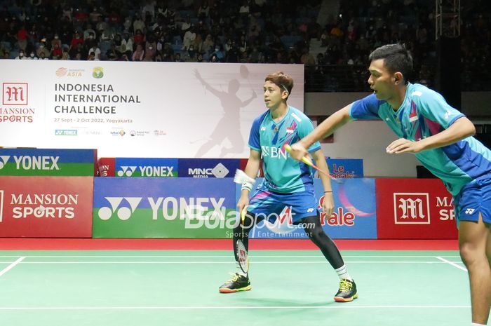 Aksi pasangan ganda putra, Fajar Alfian/Muhammad Rian Ardianto, saat laga ekshibisi usai final Indonesia International Challenge 2022 di GOR Amongrogo, Yogyakarta, 2 Oktober 2022.