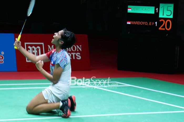 Pebulu tangkis tunggal putri, Ester Nurumi Tri Wardoyo, merayakan kemenangannya atas Komang Ayu Cahya Dewi pada final Indonesia International Challenge 2022 di GOR Amongrogo, Yogyakarta, Minggu (2/10/2022).