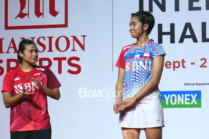 Pemain tunggal putri Indonesia, Komang Ayu Cahya Dewi dan Ester Nurumi Tri Wardoyo, berdiri di podium setelah final Indonesia International Challenge 2022 di GOR Amongrogo, Yogyakarta, Minggu (2/10/2022). Ester menang atas Komang lewat rubber game.