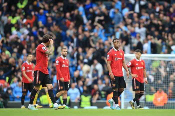 Para pemain Manchester United lesu meninggalkan lapangan usai dikalahkan Manchester City pada lanjutan Liga Inggris di Etihad Stadium (2/10/2022).