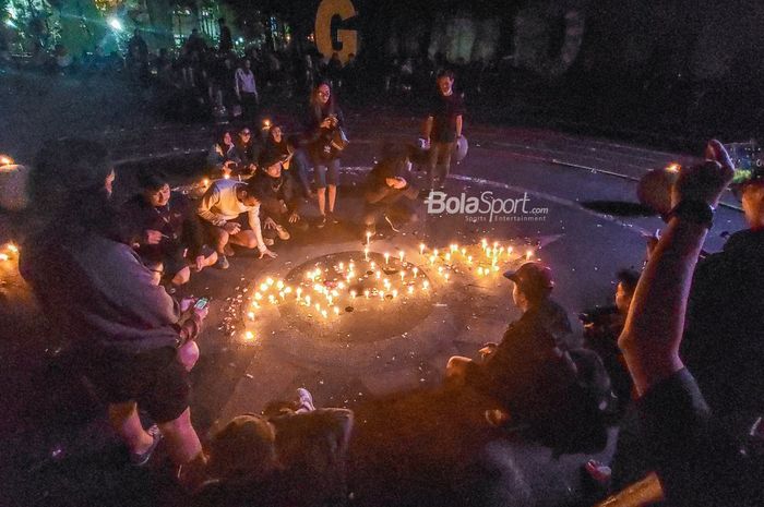 Sejumlah Bobotoh (suporter Persib) membentuk barisan lilin bertuliskan Arema untuk simbol rasa duka mendalam untuk korban jiwa kerusuhan setelah laga Arema FC versus Persebaya Surabaya.