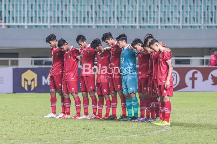 Skuat timnas U-17 Indonesia (skuad timnas U-17 Indonesia) sedang melakukan one minute silence atau kerap dikenal mengheningkan cipta  dalam laga pekan pertama grup B Kualifikasi Piala Asia U-17 2023 di Stadion Pakansari, Bogor, Jawa Barat, 3 Oktober 2022.