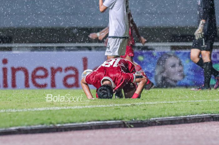 Pemain timnas U-17 Indonesia, Jehan Pahlevi, nampak melakukan selebrasi sujud syukur seusai mencetak gol dalam laga pekan pertama grup B Kualifikasi Piala Asia U-17 2023 di Stadion Pakansari, Bogor, Jawa Barat, 3 Oktober 2022.