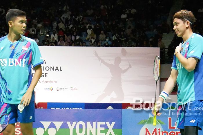 Aksi pasangan ganda putra, Fajar Alfian/Muhammad Rian Ardianto, saat tampil dalam pertandingan ekshibisi usai final Indonesia International Challenge 2022 di GOR Amongrogo, Yogyakarta, 2 Oktober 2022.