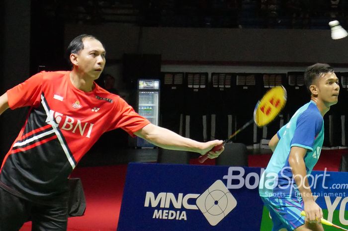 Flandy Limpele bermain bersama Fajar Alfian dalam pertandingan ekshibisi setelah final Indonesia International Challenge 2022 di GOR Amongrogo, Yogyakarta, 2 Oktober 2022.