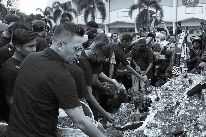 Seluruh skuad Arema FC menggelar tabur bunga di Stadion Kanjuruhan pada Senin (3/10/2022).