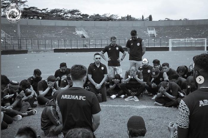 Skuad Arema FC sesaat sebelum melakukan aksi tabur bunga di sekitar Stadion Kanjuruhan, Malang, Senin (3/10/2022).