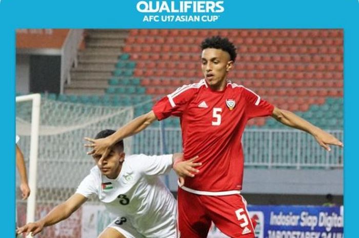 Pemain Timnas U-17 Uni Emirat Arab berduel dengan pemain Timnas U-17 Palestina.