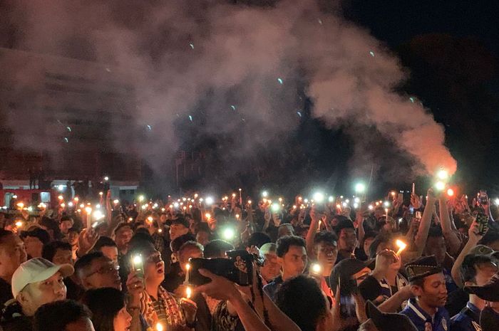 Suasana saat ribuan suporter dari berbagai klub di Indonesia berkumpul di Stadion Mandala Krida dalam acara doa bersama Tragedi Kanjuruhan pada Selasa (4/10/2022)