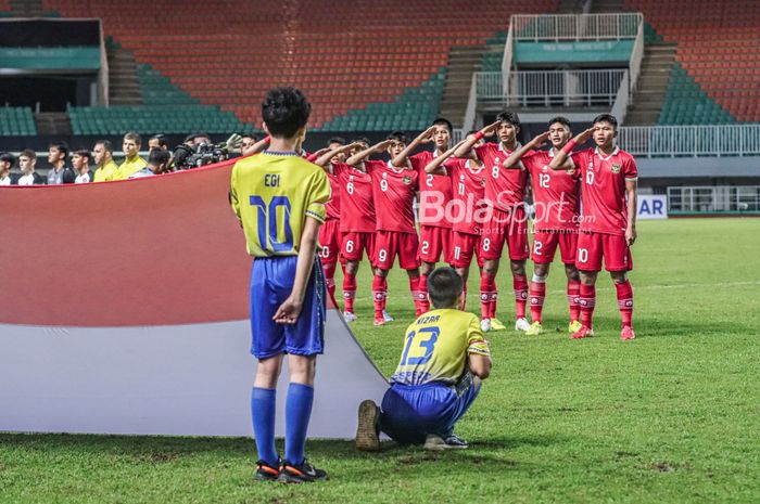 Skuat timnas U-17 Indonesia (skuad timnas U-17 Indonesia) sedang hormat ke Bendera Merah Putih dalam laga pekan pertama grup B Kualifikasi Piala Asia U-17 2023 di Stadion Pakansari, Bogor, Jawa Barat, 3 Oktober 2022.