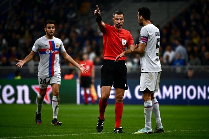 Gestur wasit Slavko Vincic kepada Sergio Busquets dalam duel Inter Milan vs Barcelona di Liga Champions (4/10/2022).