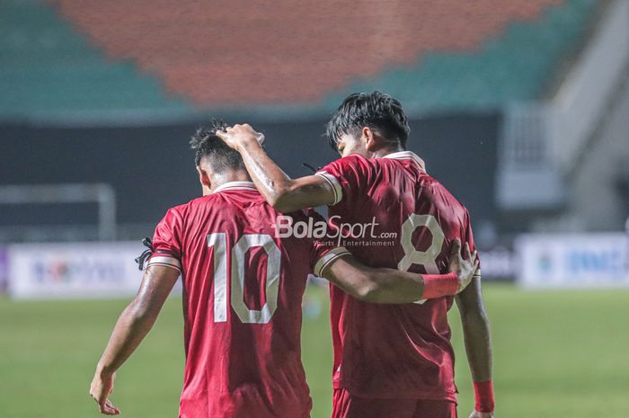 Pemain timnas U-17 Indonesia, Muhammad Nabil Asyura (kiri), tampak memeluk rekannya bernama Arkhan Kaka Putra (kanan) dalam laga Kualifikasi Piala Asia U-17 2023 di Stadion Pakansari, Bogor, Jawa Barat, 5 Oktober 2022.