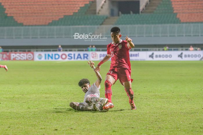 Pemain Timnas U-17 Indonesia Habil Abdillah Yafi (kanan) ditekel pilar Uni Emirat Arab  Ghaith Abdalla Almusharrkh  dalam Kualifikasi Piala Asia U-17 2023 di Stadion Pakansari, Bogor, Rabu (5/10/2022) malam WIB.