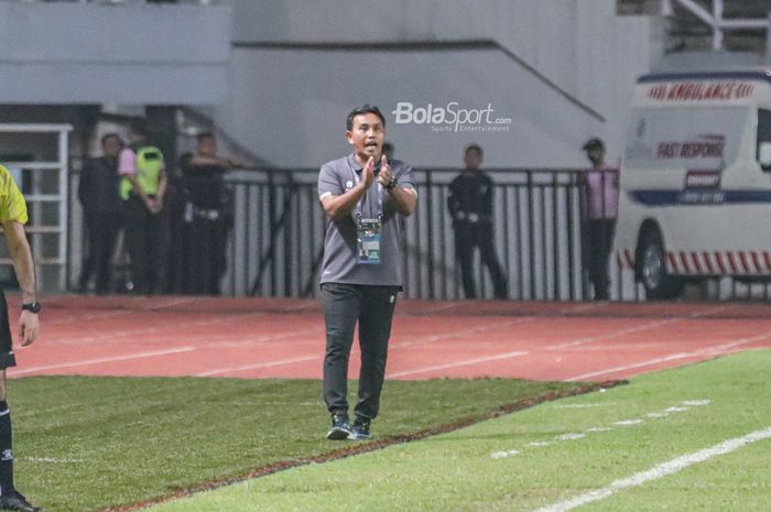 Pelatih timnas U-17 Indonesia, Bima Sakti, sedang memberikan intruksi kepada para pemainnya ketika bertanding dalam laga Kualifikasi Piala Asia U-17 2023 di Stadion Pakansari, Bogor, Jawa Barat, 5 Oktober 2022.