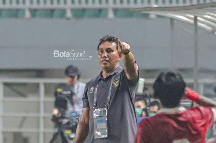 Pelatih timnas U-17 Indonesia, Bima Sakti, sedang memberikan intruksi kepada para pemainnya ketika bertanding dalam laga Kualifikasi Piala Asia U-17 2023 di Stadion Pakansari, Bogor, Jawa Barat, 5 Oktober 2022.