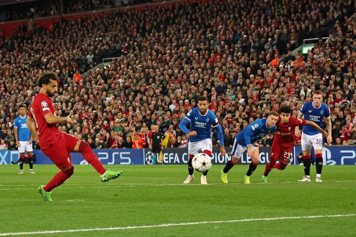 Winger Liverpool, Mohamed Salah, mencetak gol penalti dalam laga Grup A Liga Champions kontra Rangers di Stadion Anfield, Selasa (4/10/2022).