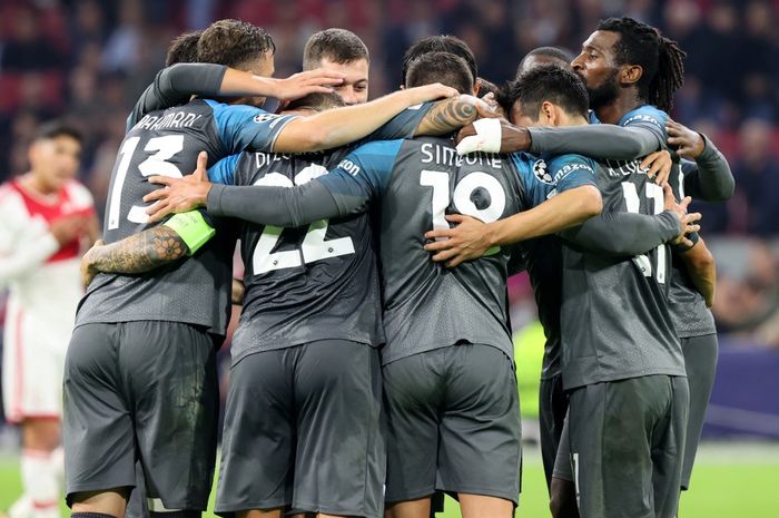 Para pemain Napoli merayakan gol ke gawang Ajax dalam partai Liga Champions di Johan Cruyff Arena, Amsterdam (4/10/2022).