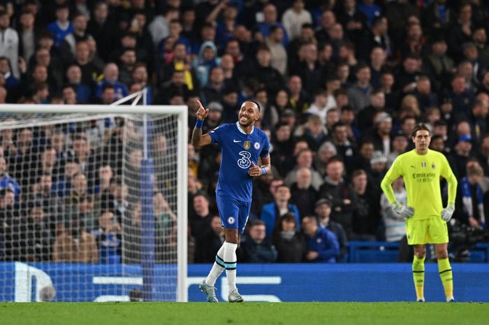 Striker Chelsea, Pierre-Emerick Aubameyang, merayakan gol ke gawang AC Milan dalam laga Grup E Liga Champions di Stadion Stamford Bridge, Rabu (5/10/2022).