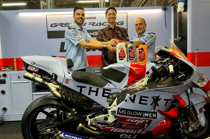 Market Development Director PT ExxonMobil Lubricants Indonesia Sri Adinegara (tengah) bersama dengan Commercial &amp; Marketing Director Gresini Racing Carlo Merlini (kanan) di Jepang saat memperpanjang kerja sama untuk MotoGP 2023