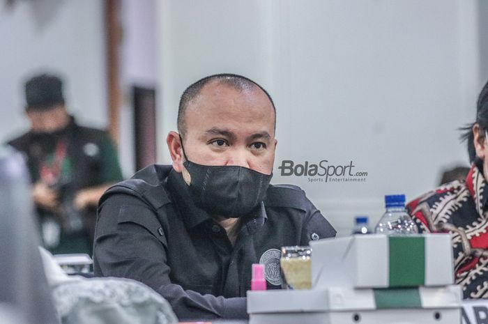 Manajer Arema FC, Ali Rifki, tampak hadir dalam rapat evaluasi dan perbaikan prosedur pengamanan penyelenggaraan sepak bola nasional di Kemenpora, Jakarta, 6 Oktober 2022.