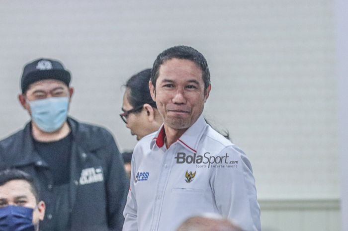 Sekretaris Jendral (Sekjen) PSSI, Yunus Nusi, tampak hadir dalam rapat evaluasi dan perbaikan prosedur pengamanan penyelenggaraan sepak bola nasional di Kemenpora, Jakarta, 6 Oktober 2022.