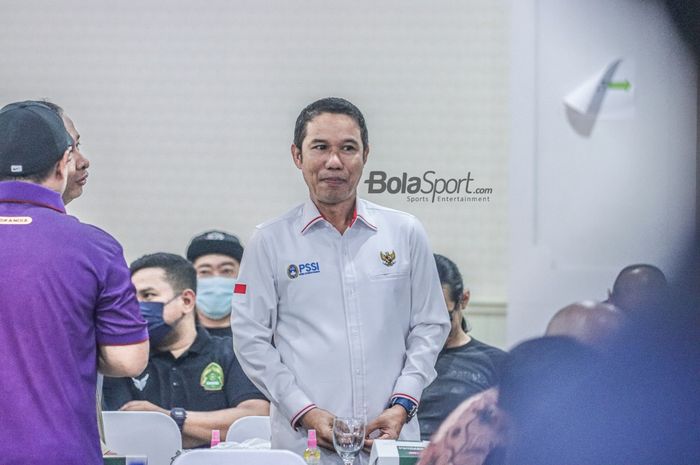 Sekretaris Jendral (Sekjen) PSSI, Yunus Nusi, tampak hadir dalam rapat evaluasi dan perbaikan prosedur pengamanan penyelenggaraan sepak bola nasional di Kemenpora, Jakarta, 6 Oktober 2022.