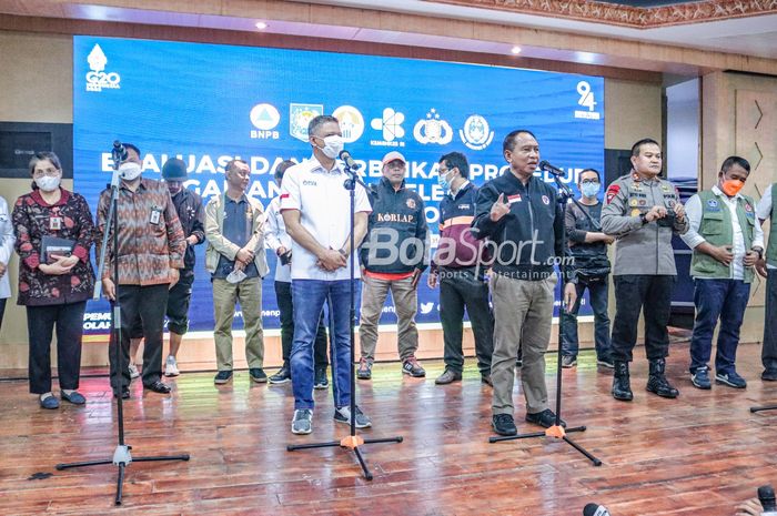 Menteri Pemuda dan Olahraga Republik Indonesia, Zainudin Amali (kanan) dan Wakil Ketua PSSI, Iwan Budianto (kiri), serta sejumlah petinggi tampak sumringah saat  sedang memberikan keterangan kepada awak media di Kantor Kemenpora, Senayan, Jakarta, 6 Oktober 2022.