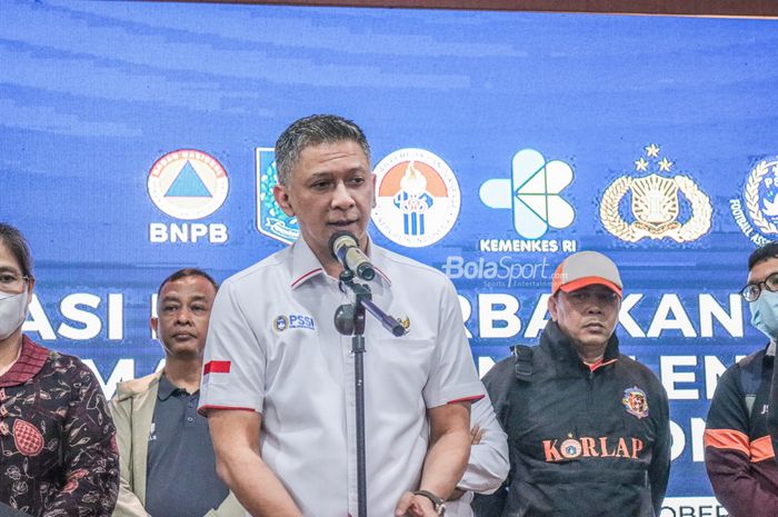 Wakil Ketua PSSI, Iwan Budianto, nampak memberikan keterangan pers dalam rapat evaluasi dan perbaikan prosedur pengamanan penyelenggaraan sepak bola nasional di Kemenpora, Jakarta, 6 Oktober 2022.