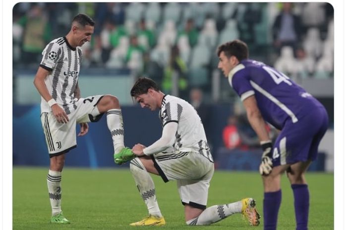 Angel Di Maria (kiri) bersama Dusan Vlahovic dalam duel Juventus vs Maccabi Haifa di Liga Champions (5/10/2022).