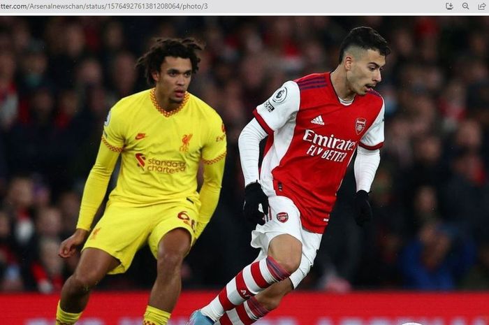 Bek kanan Liverpool, Trent Alexander-Arnold, berduel dengan winger Arsenal, Gabriel Martinelli, dalam sebuah pertandingan Liga Inggris 2021-2022.