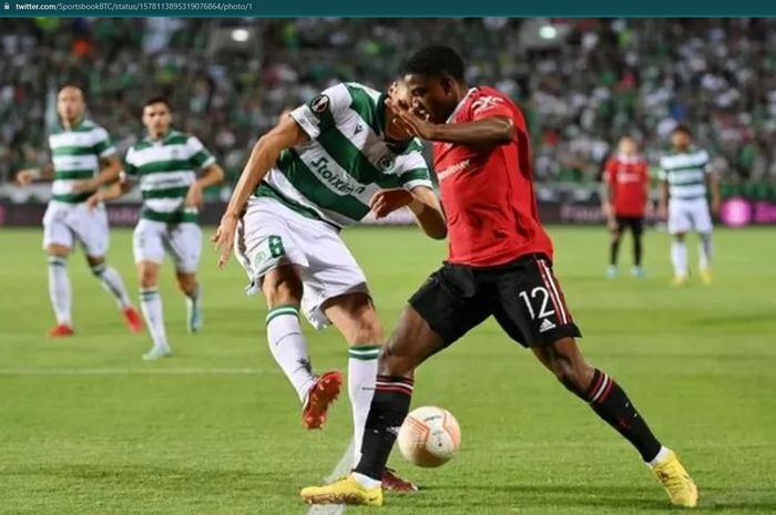 Bek kiri Manchester United, Tyrell Malacia, tampil dalam laga melawan Omonia Nicosia dalam lanjutan Liga Europa 2022-2023.