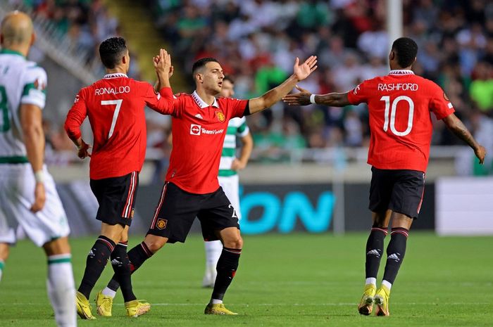 Para pemain Manchester United merayakan gol Marcus Rashford ke gawang Omonia Nicosia dalam laga Grup E Liga Europa di Stadion GSP, Kamis (6/10/2022).