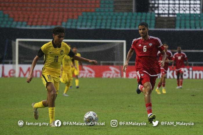 Pemain Timnas U-17 Malaysia Danish Iskandar (kiri) bersaing dengan pilar Uni Emirat Arab dalam Kualifikasi Piala Asia U-17 2023 di Stadion Pakansari, Bogor, 7 Oktober 2022.