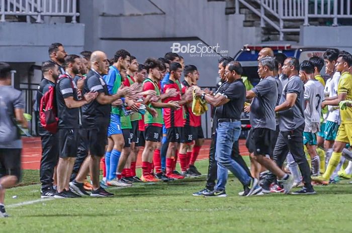 Skuat timnas U-17 Indonesia (skuad timnas U-17 Indonesia) tampak memberikan cindera mata berupa jersey demi menghormati skuat timnas U-17 Palestina (skuad timnas U-17 Palestina) setelah laga Kualifikasi Piala Asia U-17 2022 di Stadion Pakansari, Bogor, Jawa Barat , 7 Oktober 2022. 