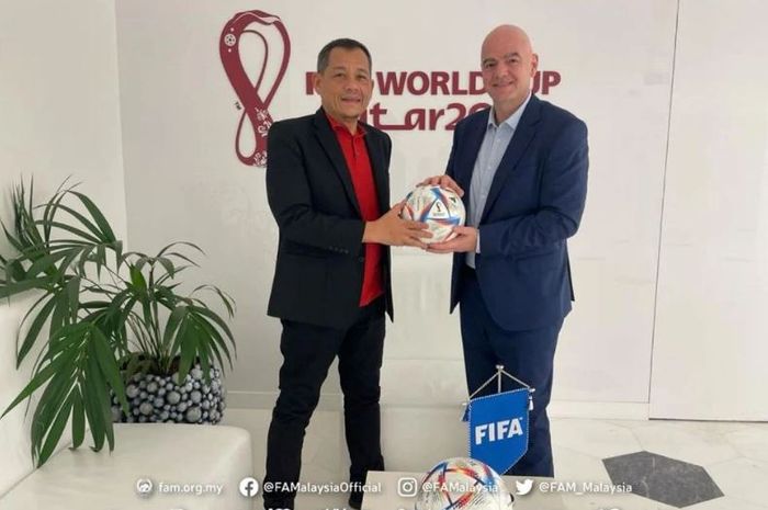 Pertemuan antara Presiden Asosiasi Sepak Bola Malaysia (FAM) Datuk Hamidin Mohd Amin dan Presiden Federasi Sepak Bola Dunia (FIFA) Gianni Infantino di Doha, Qatar. 