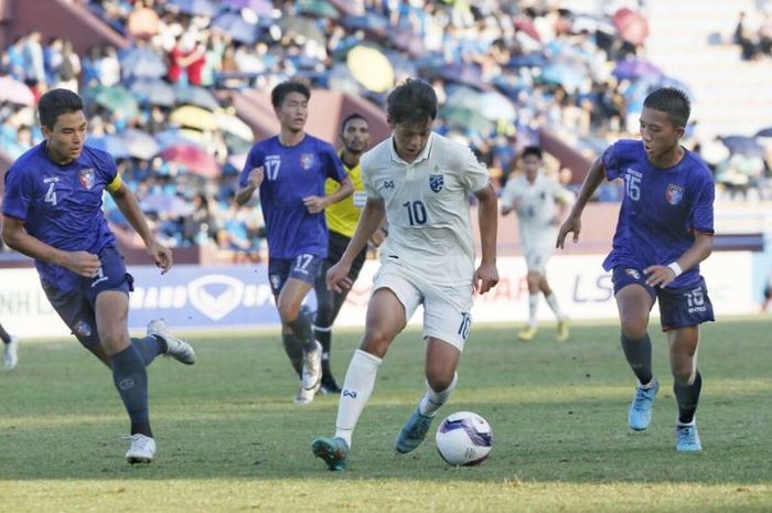 Timnas U-17 Thailand (putih) menang 3-1 atas Taiwan di laga Grup F Kualifikasi Piala Asia U-17 2023.